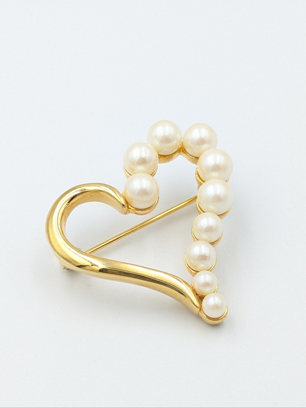 Vintage open heart brooch pin gold tone with big faux pearls